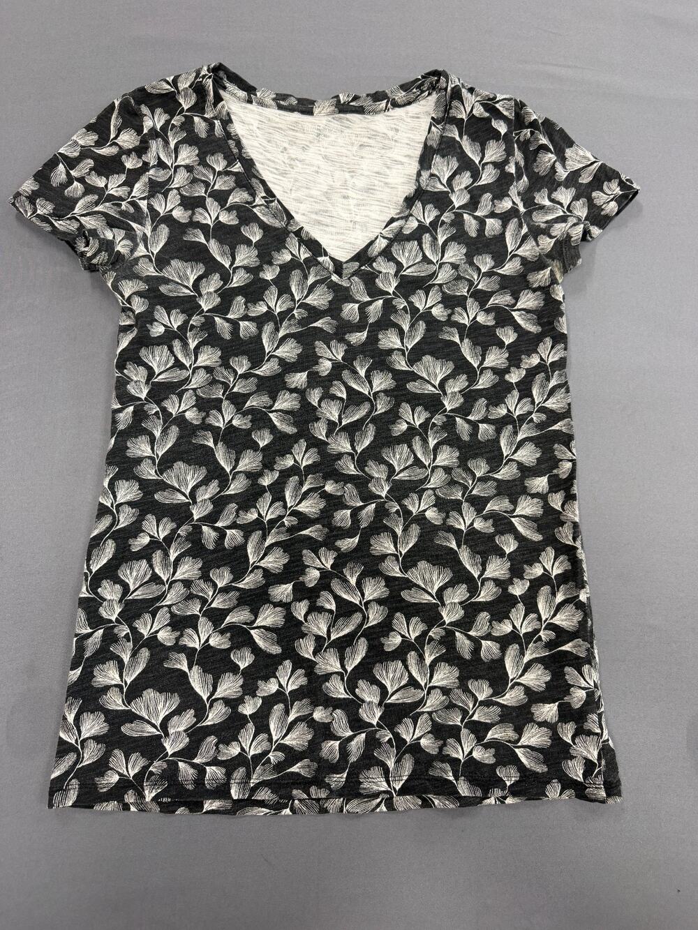 Merona Women's Knit V-Neck Floral Print Black White Short Sleeve Top Size XS - Picture 1 of 3